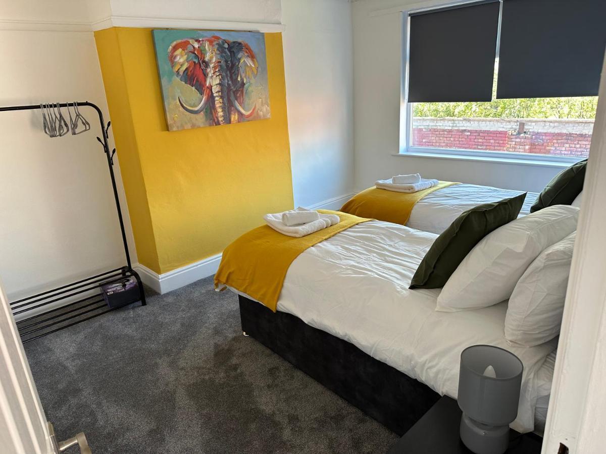 Special Rate For Bookings More Than 7 Nights, Warm Spacious Contractor House Near Liverpool City Centre Sleeps 8 Kitchen & Dining Room, Washing Machine 외부 사진