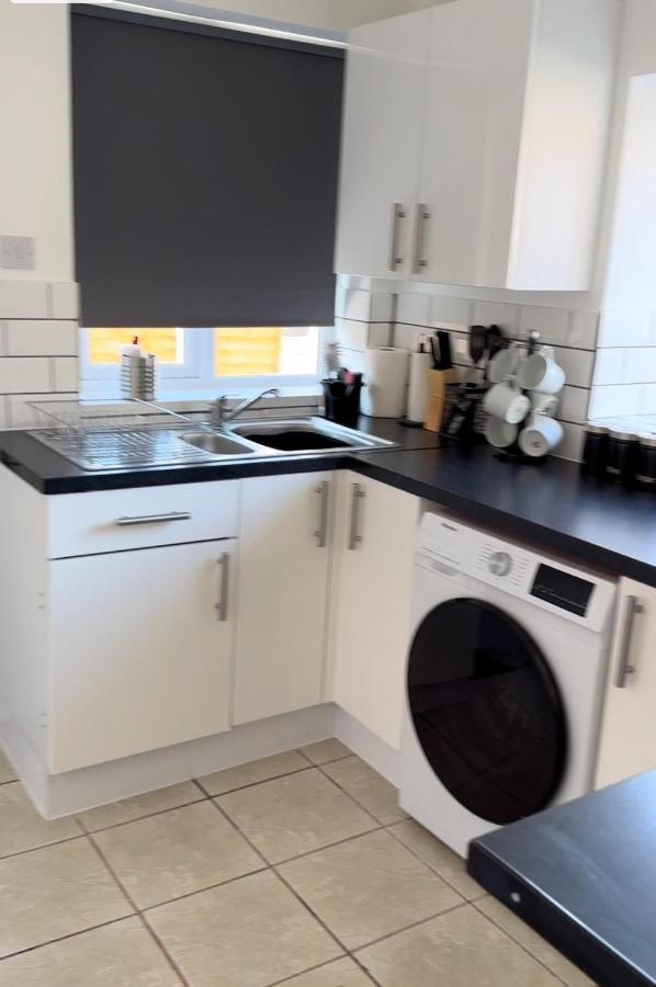 Special Rate For Bookings More Than 7 Nights, Warm Spacious Contractor House Near Liverpool City Centre Sleeps 8 Kitchen & Dining Room, Washing Machine 외부 사진