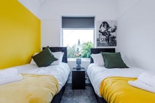 Special Rate For Bookings More Than 7 Nights, Warm Spacious Contractor House Near Liverpool City Centre Sleeps 8 Kitchen & Dining Room, Washing Machine 외부 사진