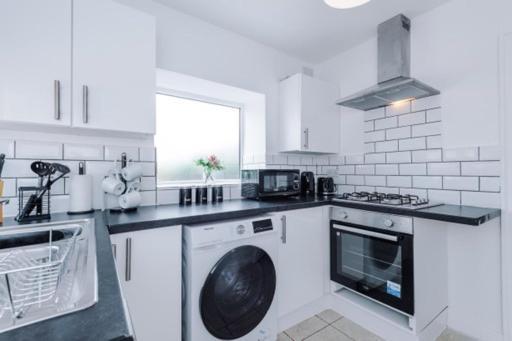 Special Rate For Bookings More Than 7 Nights, Warm Spacious Contractor House Near Liverpool City Centre Sleeps 8 Kitchen & Dining Room, Washing Machine 외부 사진